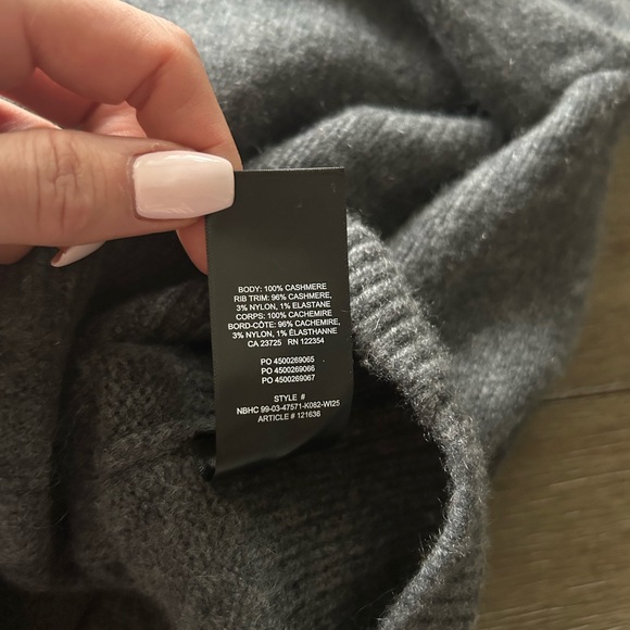 NWT Aritzia Essential Cashmere Relaxed V-neck Sweater, L - Picture 9 of 9